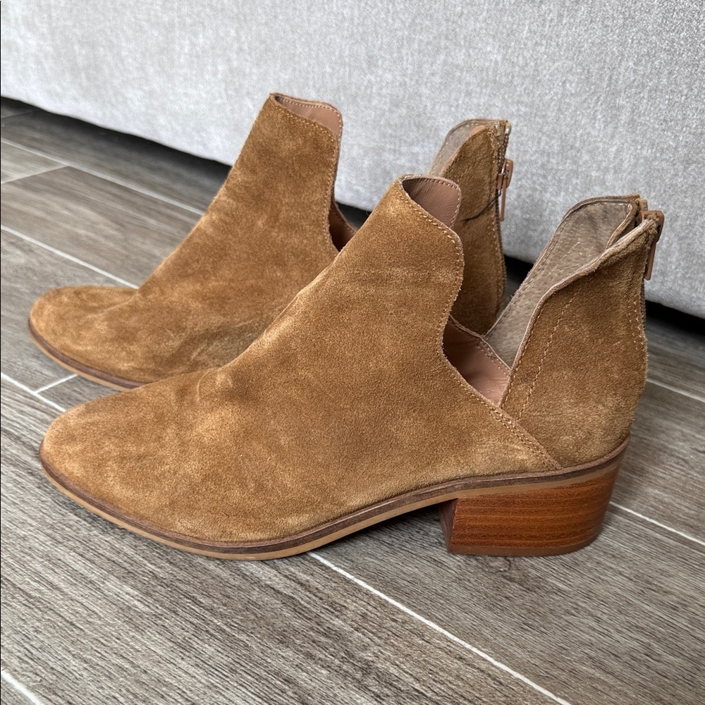 STEVE MADDEN LANCASTER Ankle Booties in Cognac